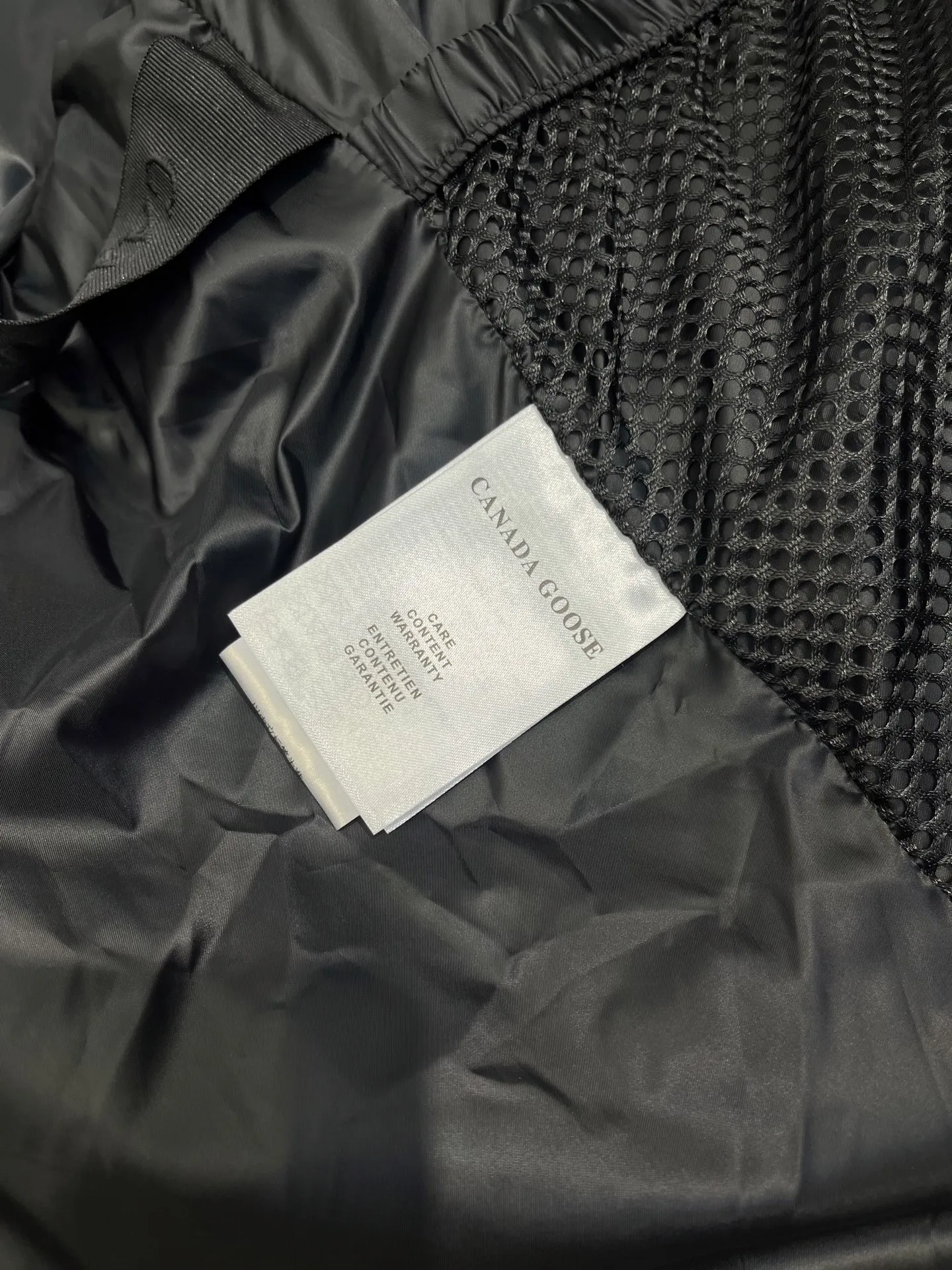 P800 Canada gooes】Large Goose Sleeve Stand Collar Down Jacket The Lawrence Down Jacket provides essential protection for everyday adventures. Delicately soft fabric, this is a water-repellent fabric that is soft to the touch yet durable. Filled with extremely fluffy white duck down. This piece has a quilted body and structured down. Padded collar and reflective double-stripe grip tape. Extended hem and tucked-in inner rib-knit cuffs.  Size: XS-2XL